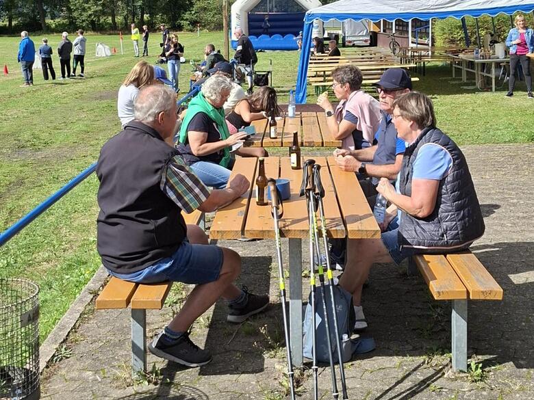 Menschen sitzen auf Bierbänken