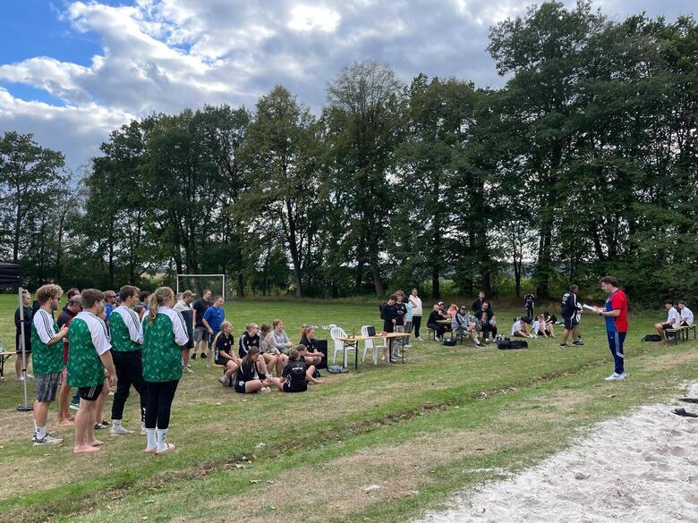 Preisverleihung auf dem Sportplatz